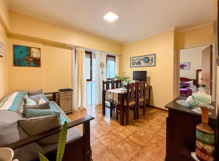 Departamento en venta de 2 ambientes con renta en zona La Perla 3