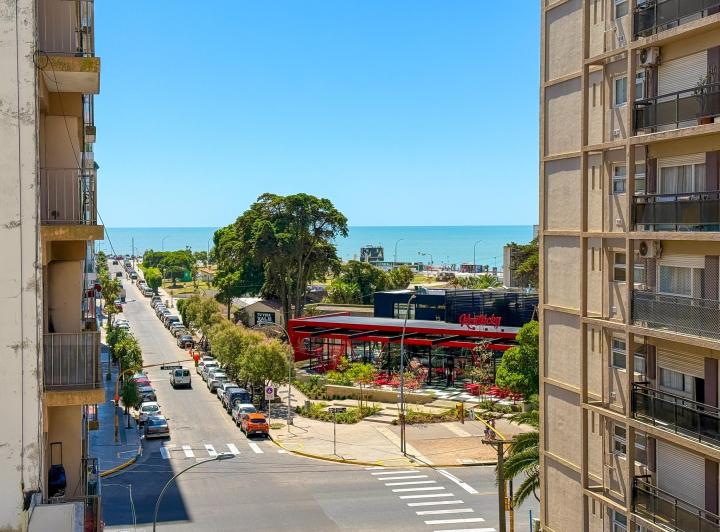 Departamento 3 ambientes con cochera y vista al mar en venta en La Perla 2