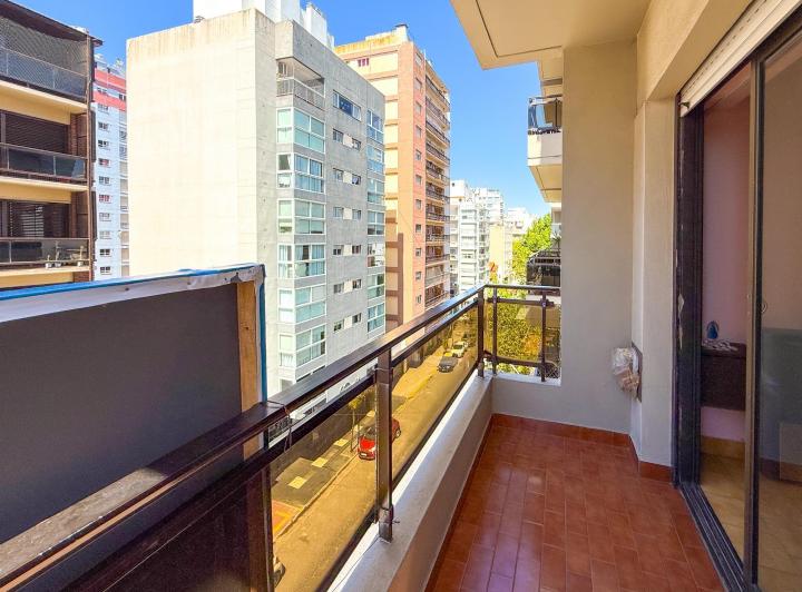 Departamento 3 ambientes con cochera y vista al mar en venta en La Perla 4