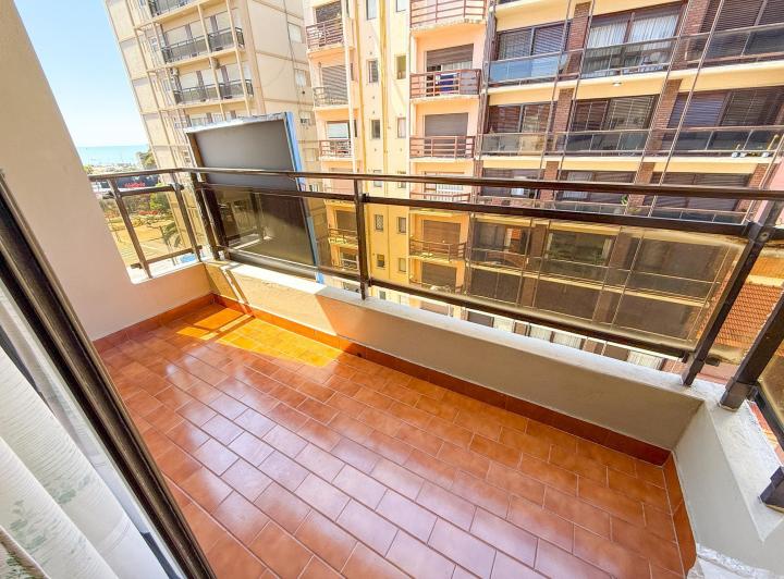 Departamento 3 ambientes con cochera y vista al mar en venta en La Perla 3