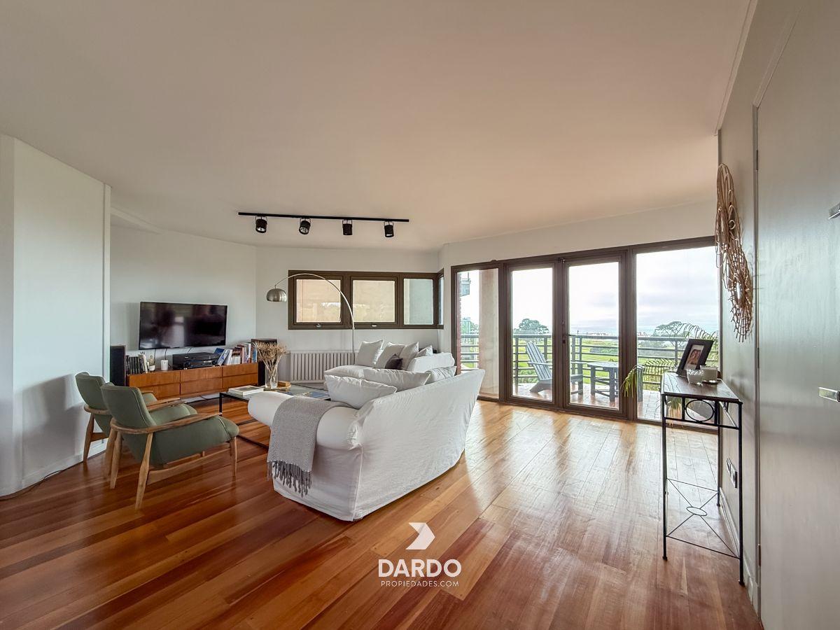 Piso 4 ambientes frente al Golf en venta, con cochera doble y vista al mar
