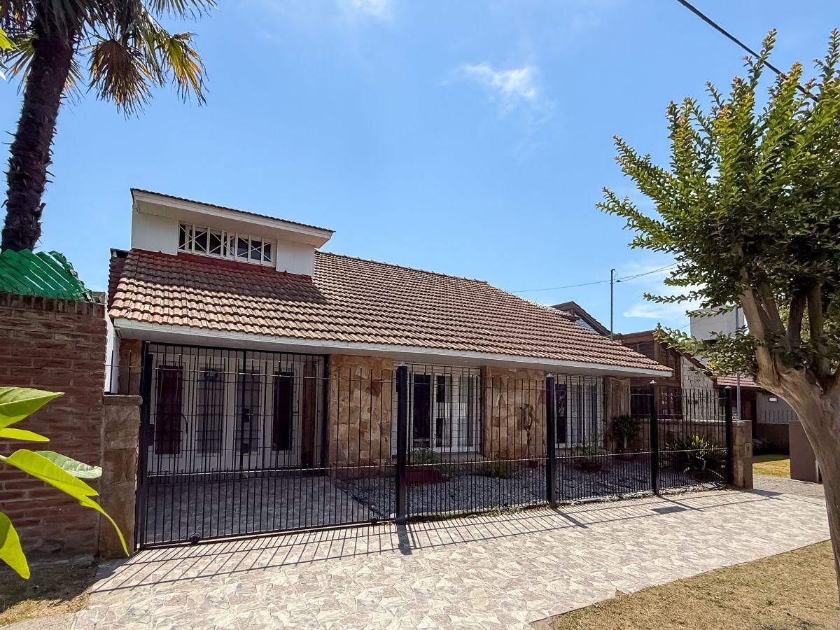 Chalet 4 ambientes en venta con dependencia, patio y garage en Mar Del Plata