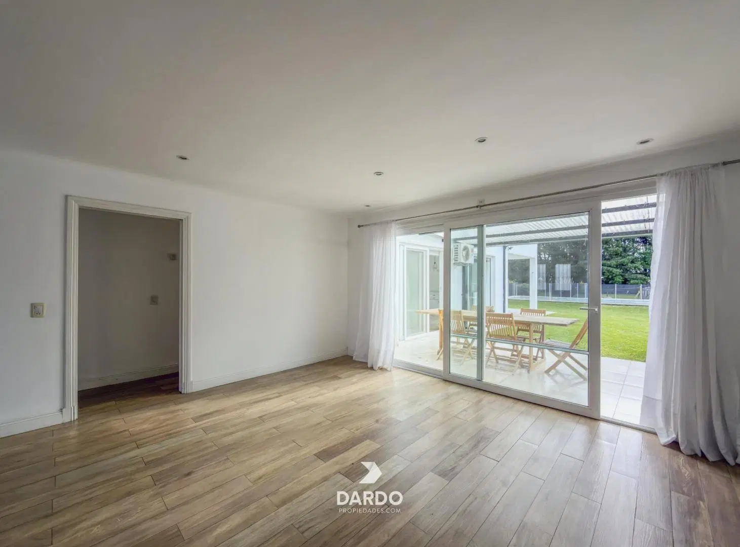 Alquiler en Rumencó - Casa de 5 ambientes con parque y piscina 3