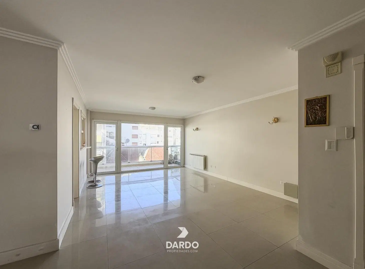 Semipiso 3 ambientes con cochera y vista al mar en venta en La Perla 4
