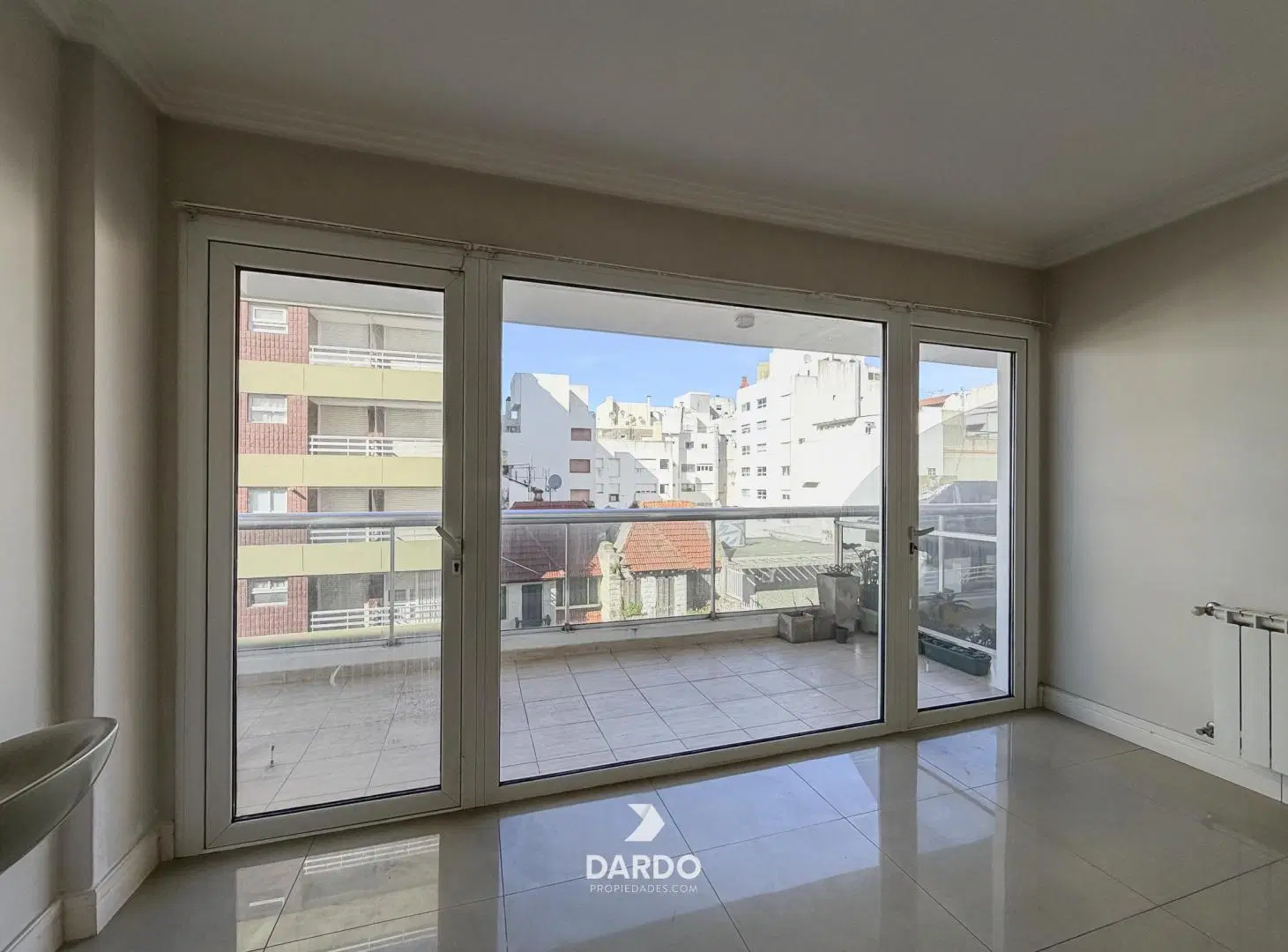 Semipiso 3 ambientes con cochera y vista al mar en venta en La Perla 1