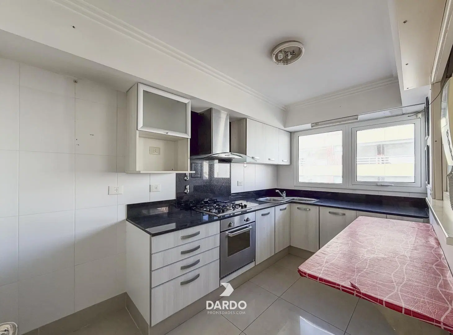 Semipiso 3 ambientes con cochera y vista al mar en venta en La Perla 5
