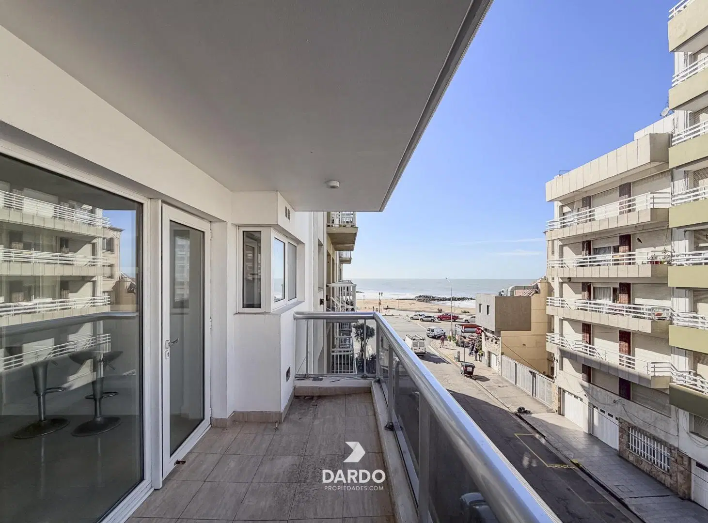 Semipiso 3 ambientes con cochera y vista al mar en venta en La Perla 3