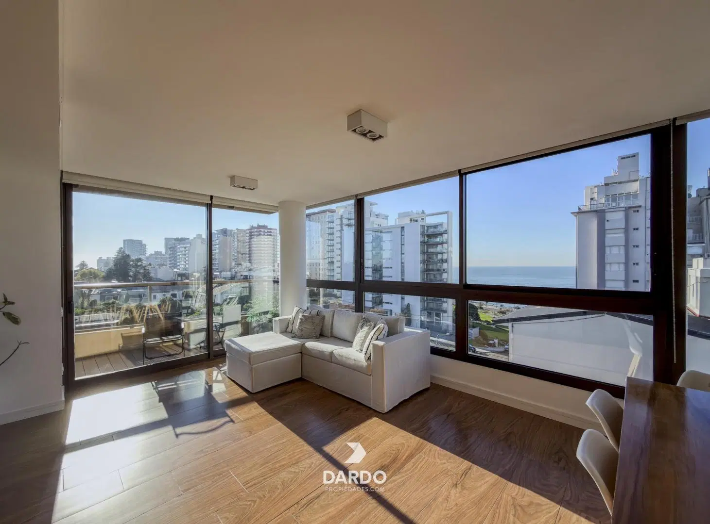 Departamento 3 ambientes con cochera y vista al mar en venta en Playa Grande 4