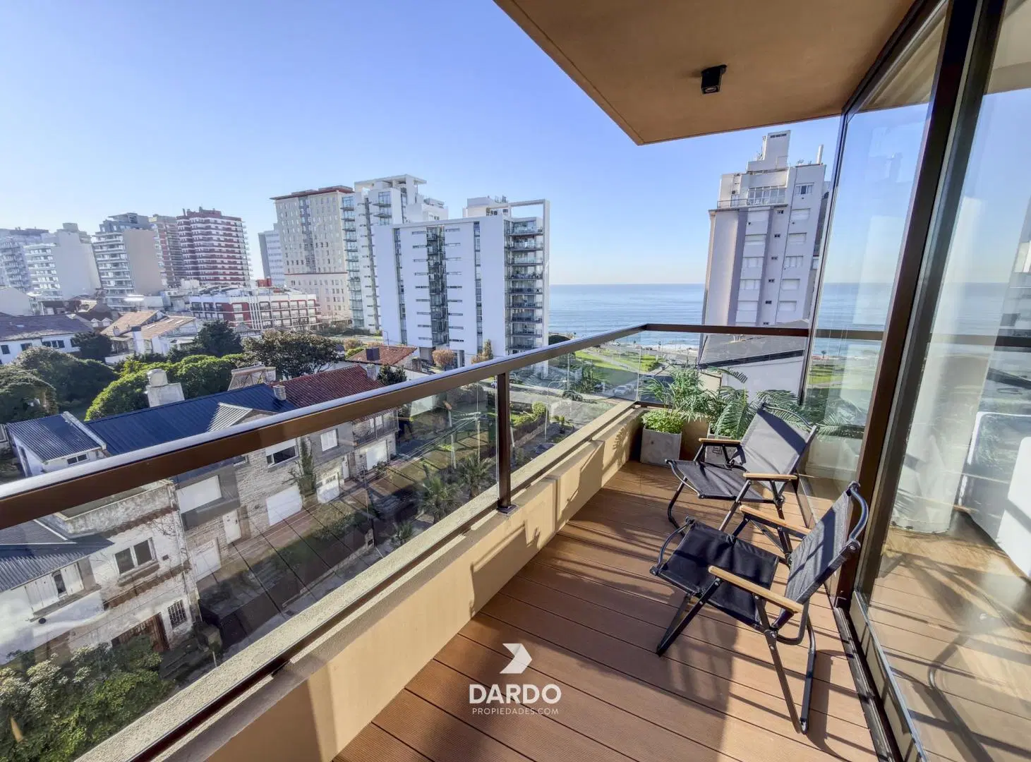Departamento 3 ambientes con cochera y vista al mar en venta en Playa Grande 2