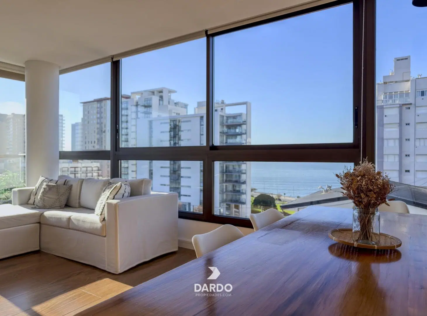 Departamento 3 ambientes con cochera y vista al mar en venta en Playa Grande 1