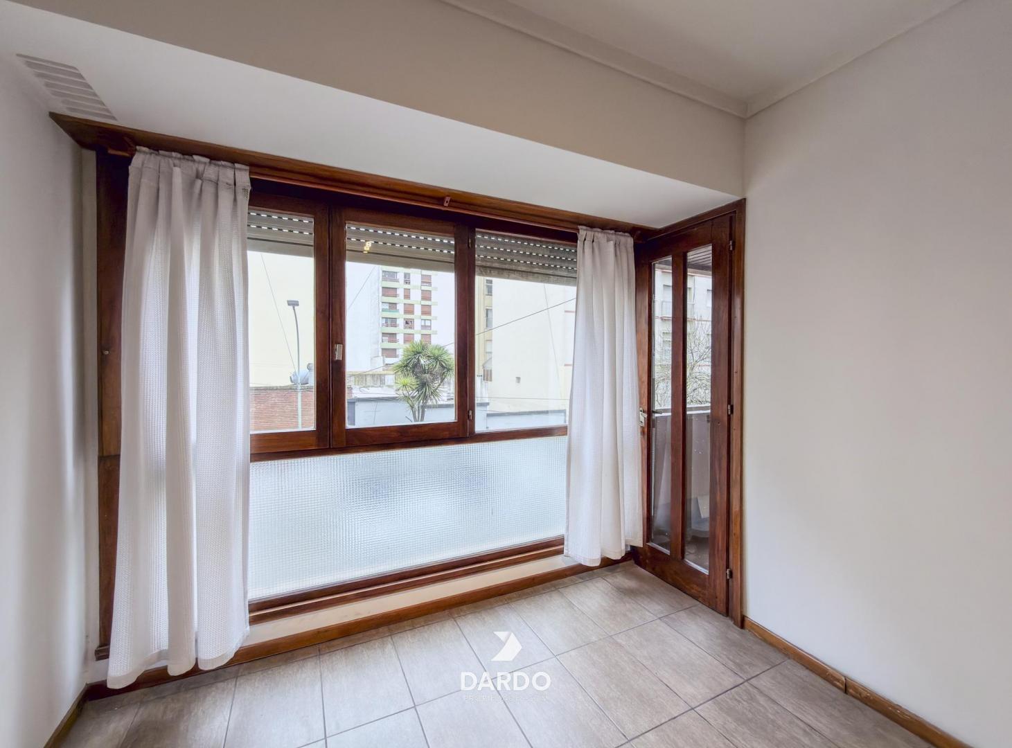 Foto de Departamento 2 ambientes a la calle en venta en La Perla, imagen 1