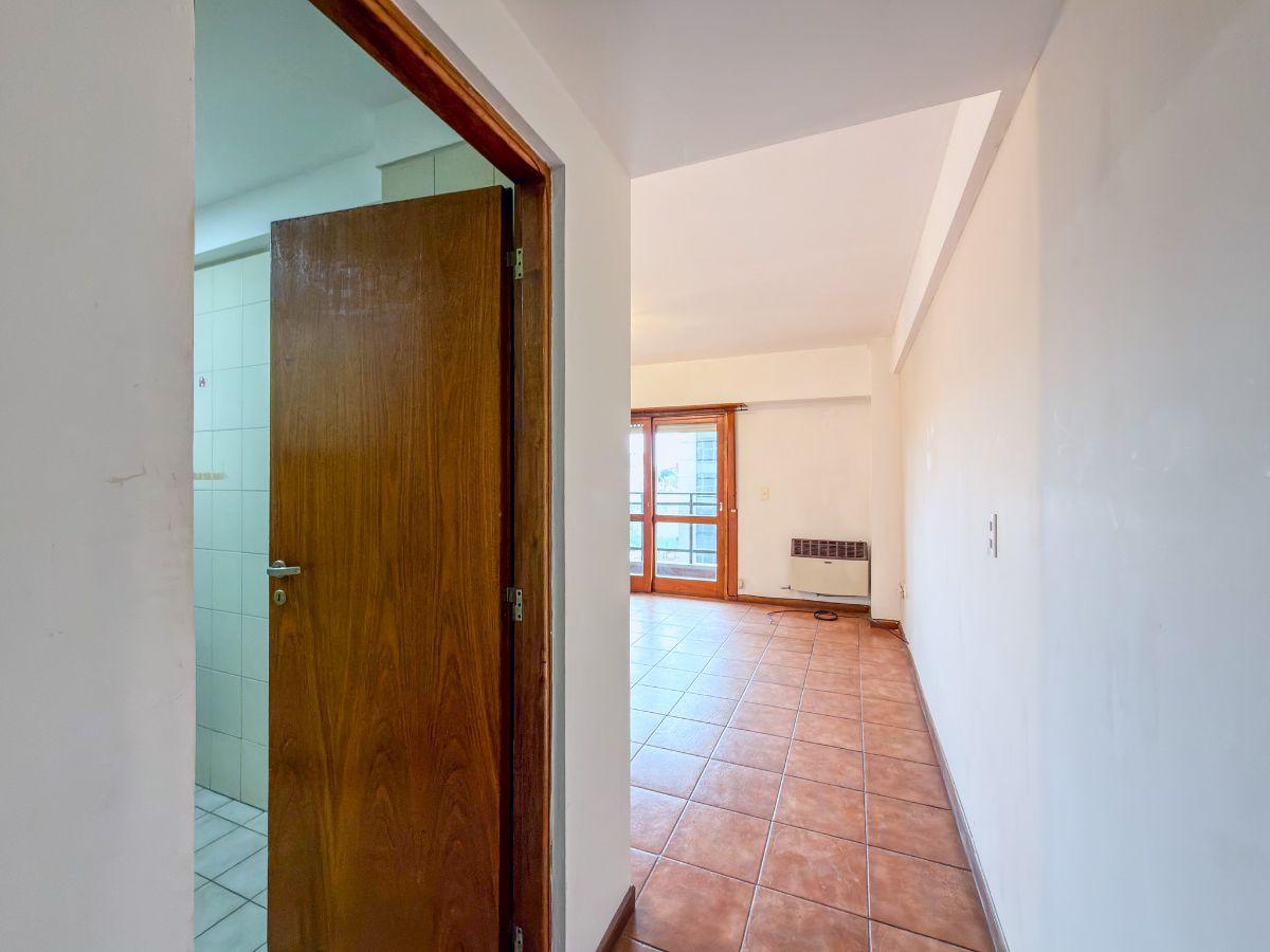 Foto de Departamento 2 ambientes con doble balcón en venta en La Perla / Centro, imagen 3
