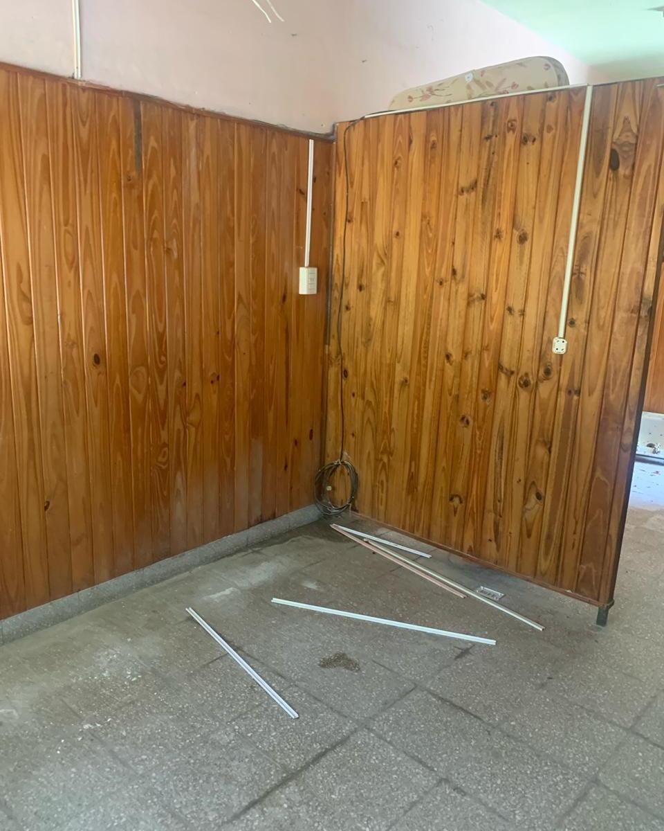 VENTA CASA MAS DOS DPTOS EN LA FALDA CON BAJADA AL ARROYO A RECICLAR