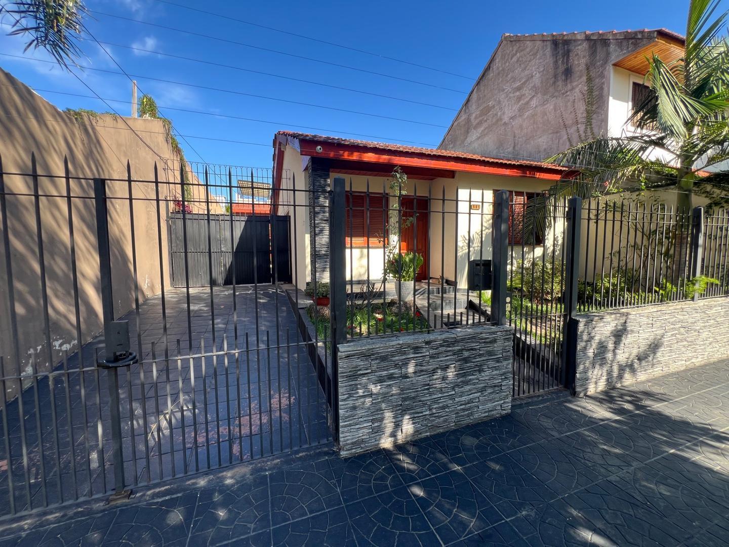 Venta casa con quincho y pileta en Wilde