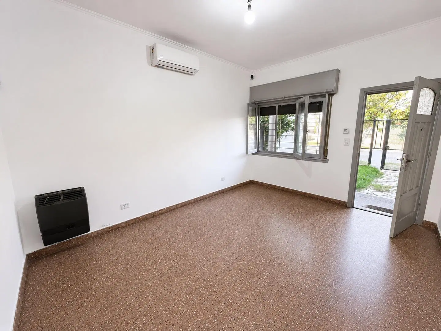 Alquiler casa de 3 ambientes con patio y cochera 4