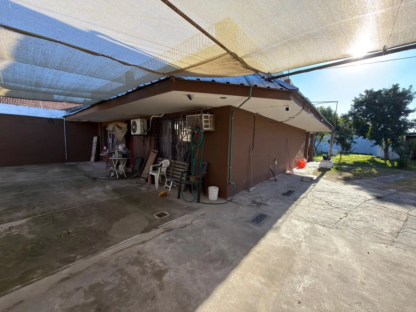 Casa con local sobre dos lotes en San Francisco Solano 4