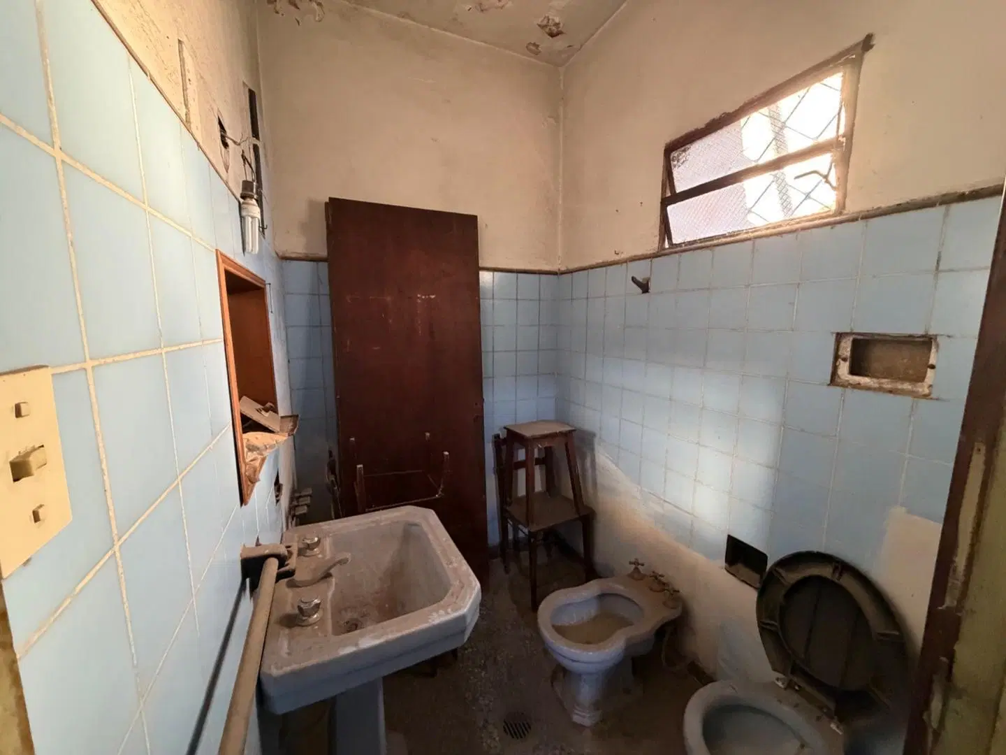 Casa de 2 ambientes con terraza a reciclar en Villa Dominico 3