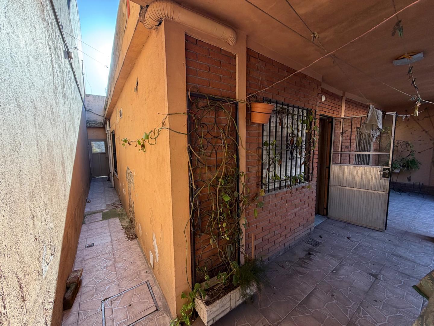 Foto de Venta casa con cochera, quincho y terraza en Wilde, imagen 4