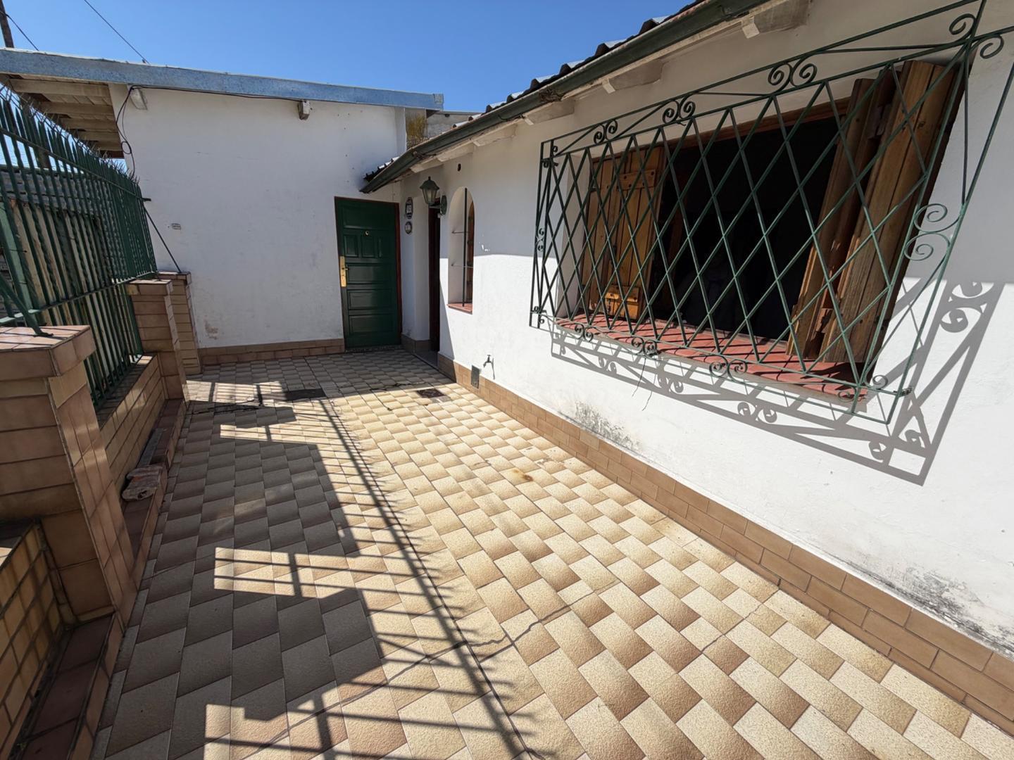 Foto de Venta casa con cochera y fondo en Villa Dominico, imagen 5