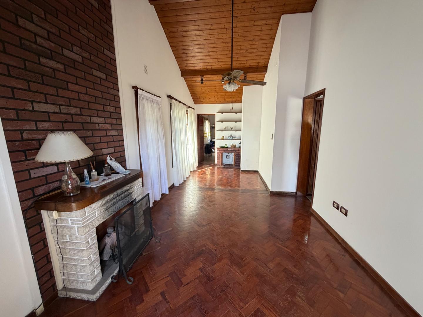 Foto de Venta casa con cochera y fondo en Villa Dominico, imagen 2