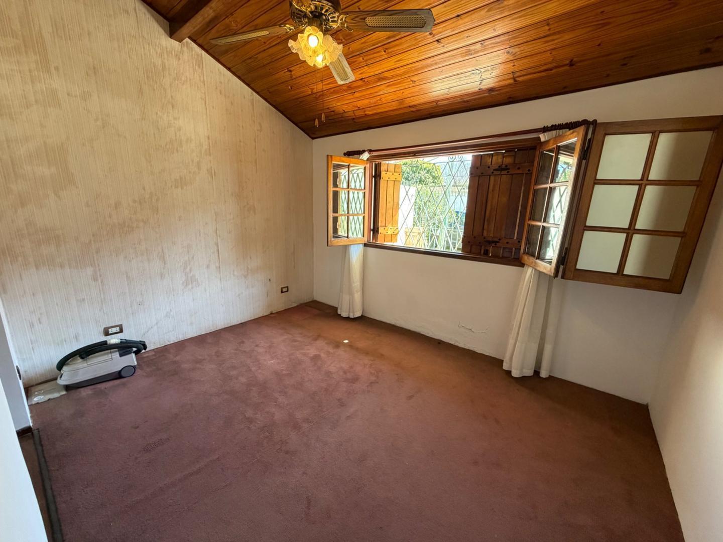 Foto de Venta casa con cochera y fondo en Villa Dominico, imagen 4