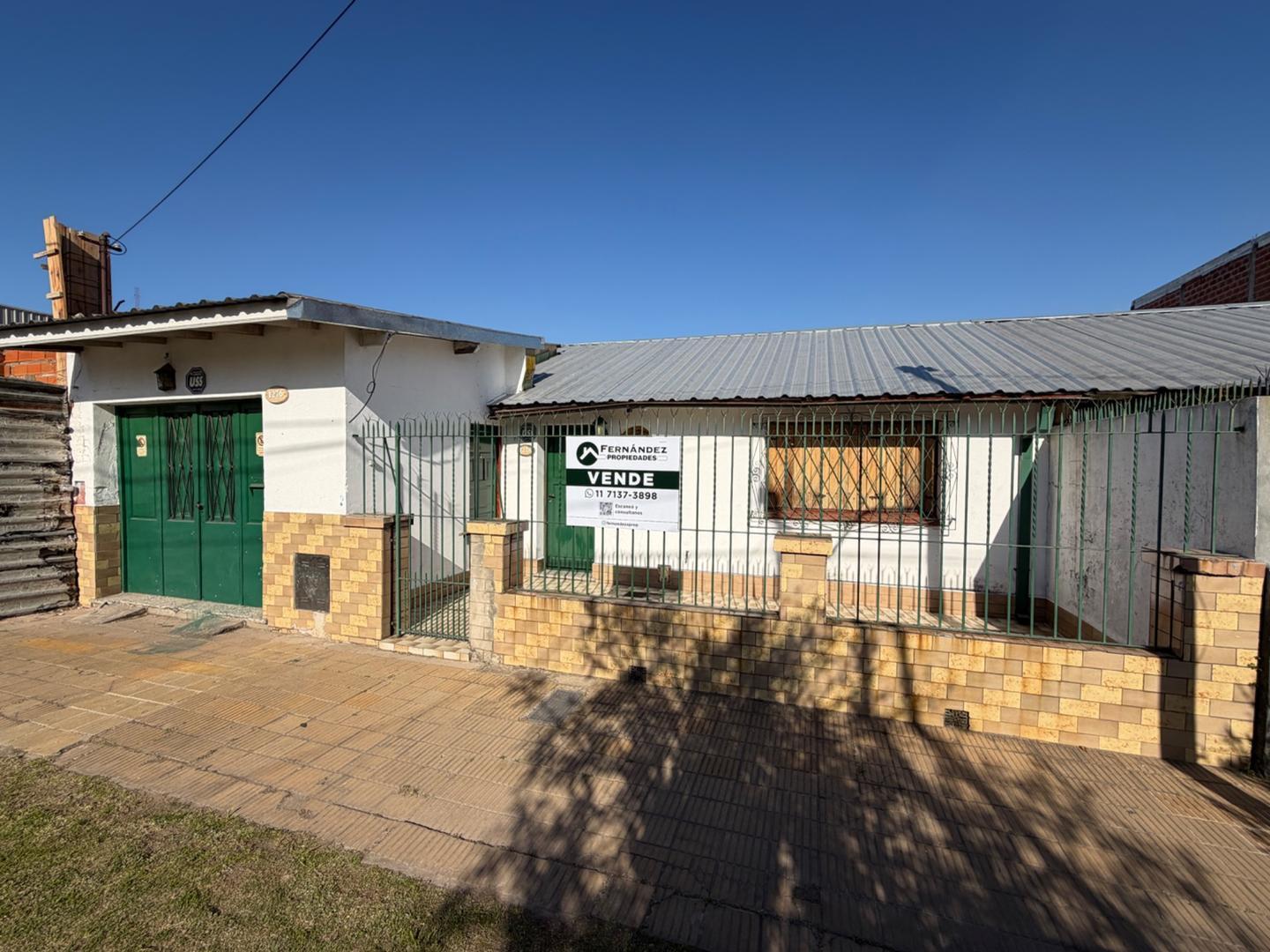 Foto de Venta casa con cochera y fondo en Villa Dominico, imagen 1