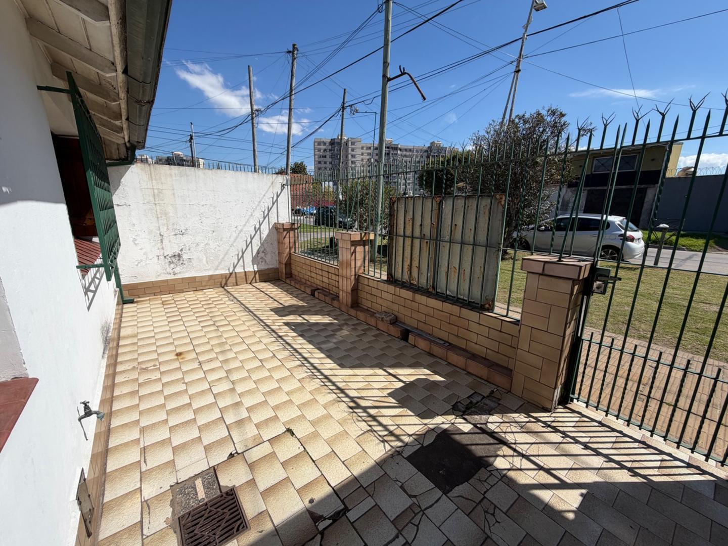 Foto de Venta casa con cochera y fondo en Villa Dominico, imagen 3
