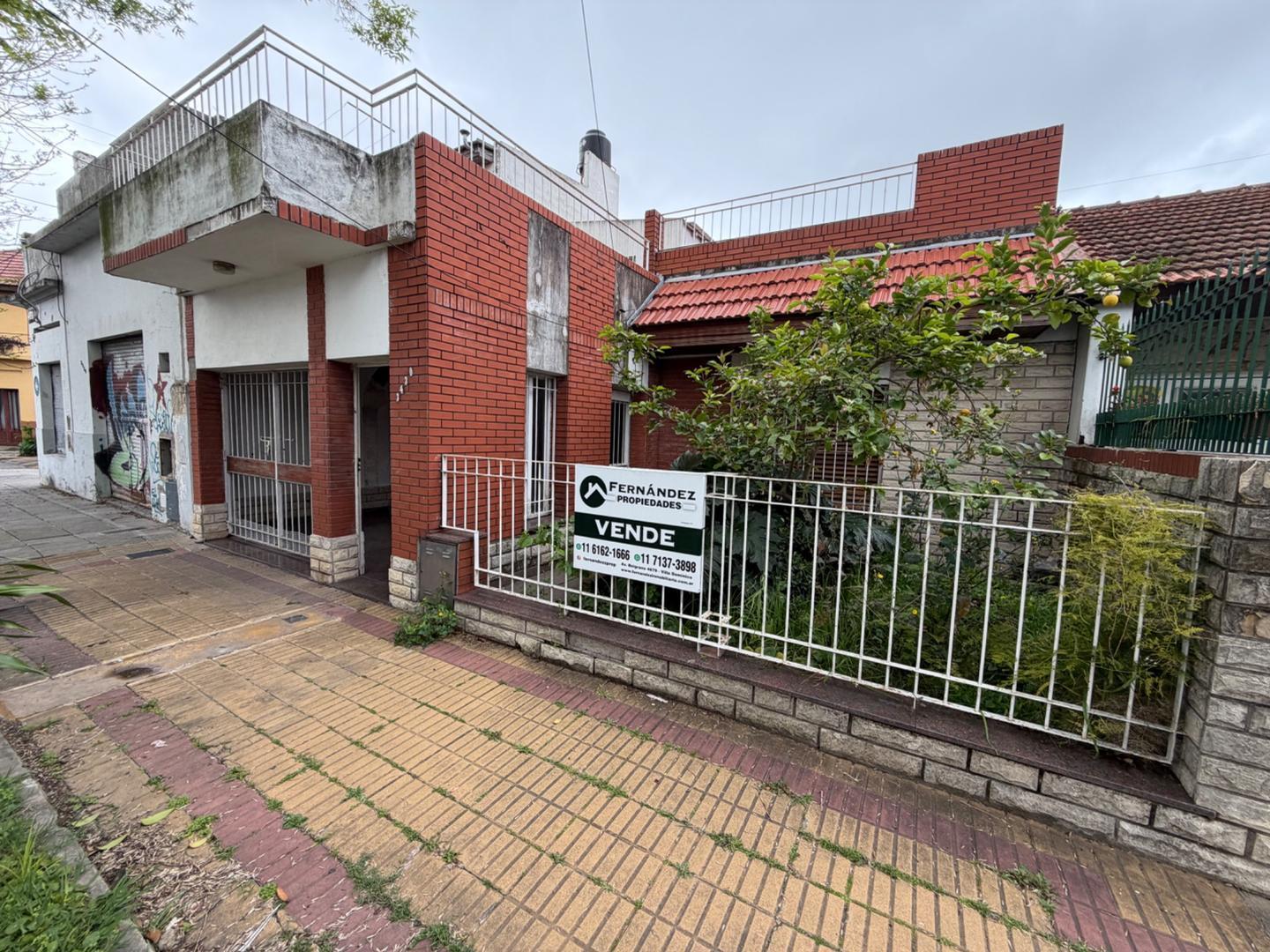 Foto de Venta Casa de 3 ambientes con cochera y terraza en Sarandi, imagen 1