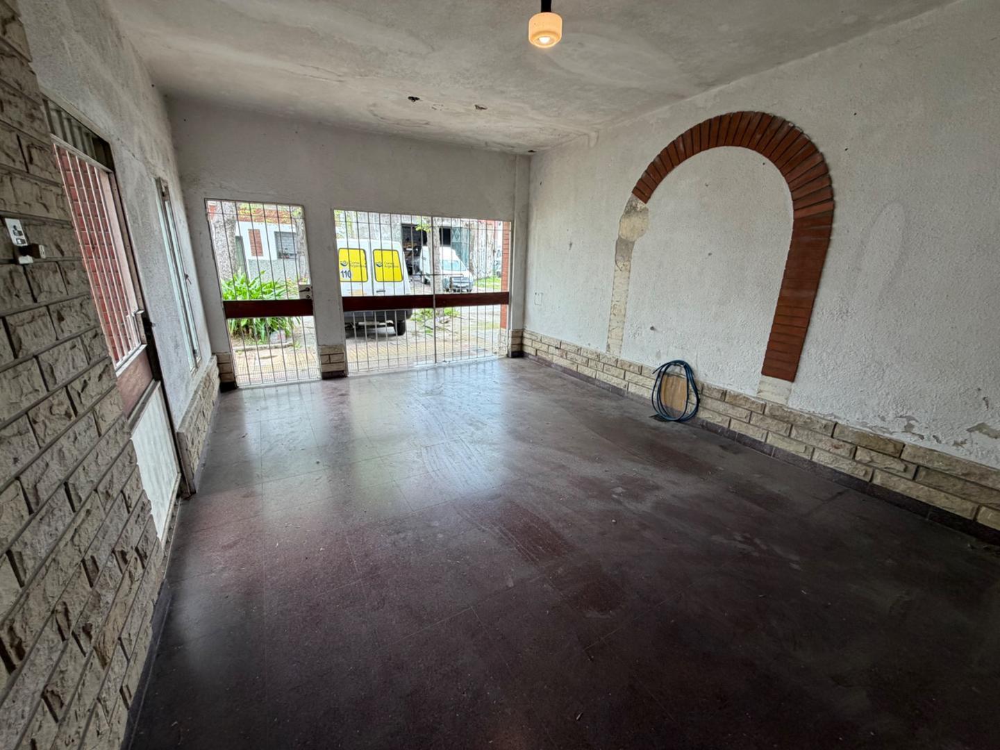 Foto de Venta Casa de 3 ambientes con cochera y terraza en Sarandi, imagen 2