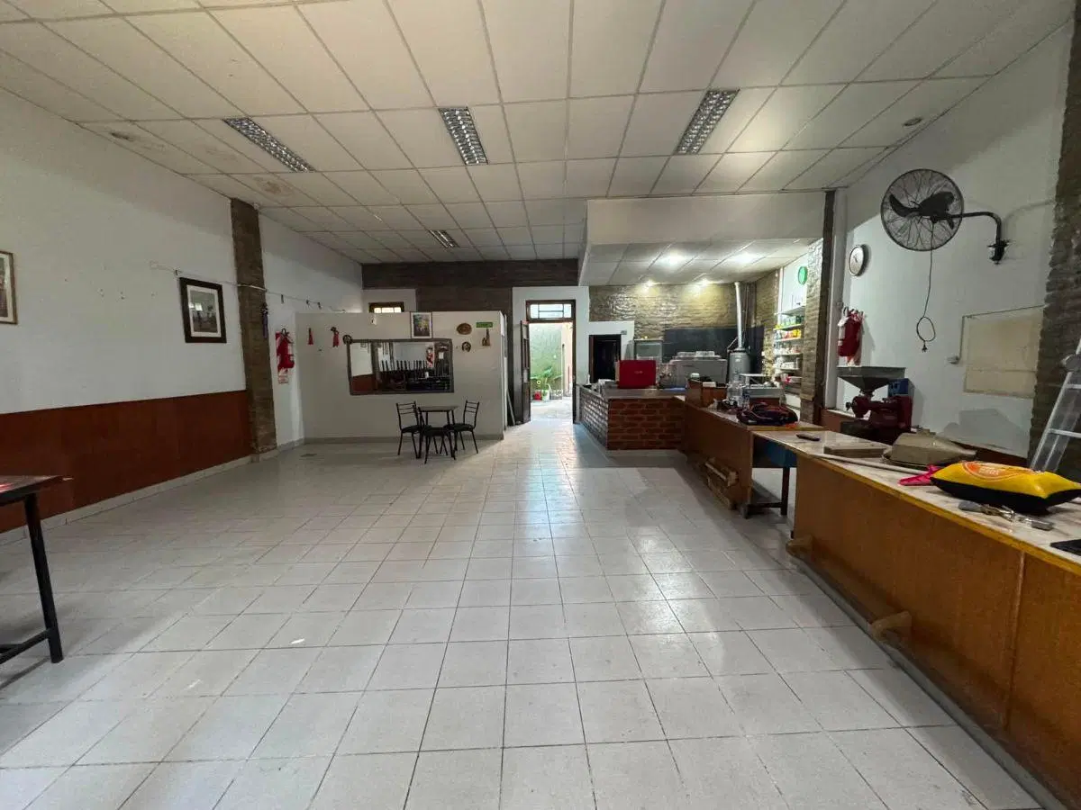 Amplio Local 210 m2, Calle Cordoba casi Av. San Martin 3