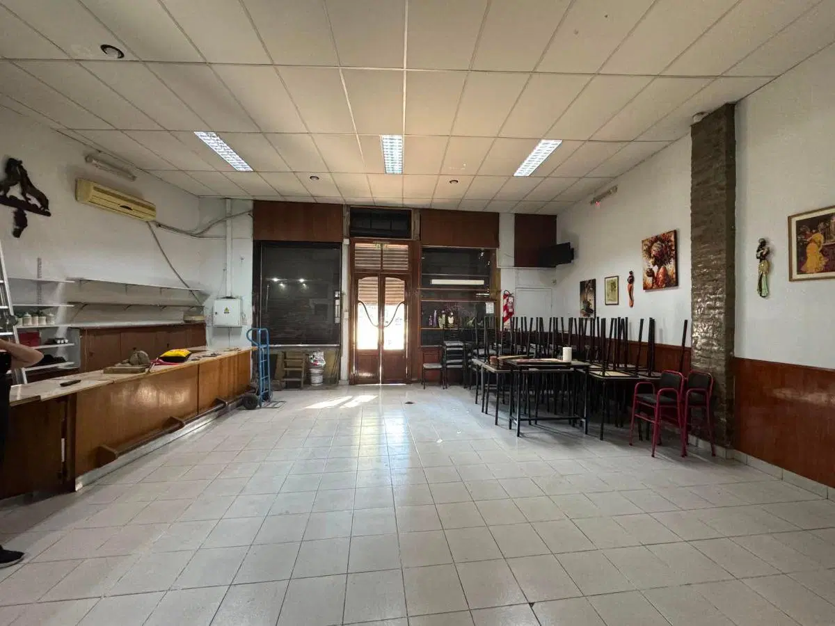 Amplio Local 210 m2, Calle Cordoba casi Av. San Martin 5