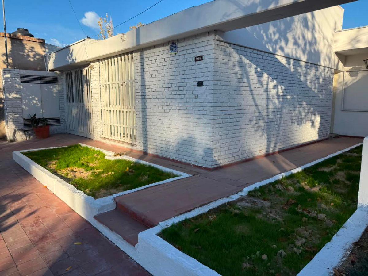 Casa 3 Dormitorios, a media cuadra Lateral Acceso Este y pocas cuadras universidad Maza