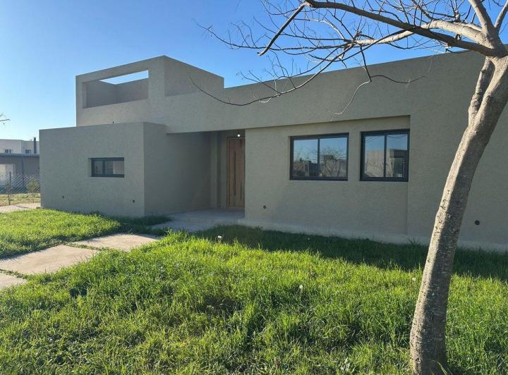 CASA ALQUILER CON PILETA BARRIO SANTA EMILIA 1