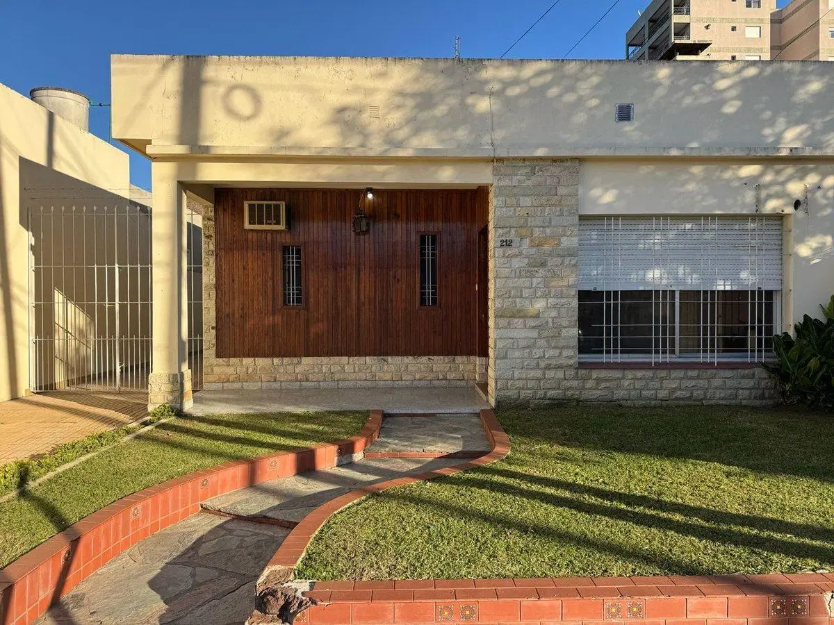 ALQUILER COMERCIAL CASA CENTRO DE PILAR 2