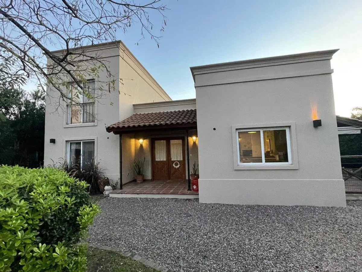 HERMOSA CASA EN VENTA BARRIO EL MIRASOL PILAR 5