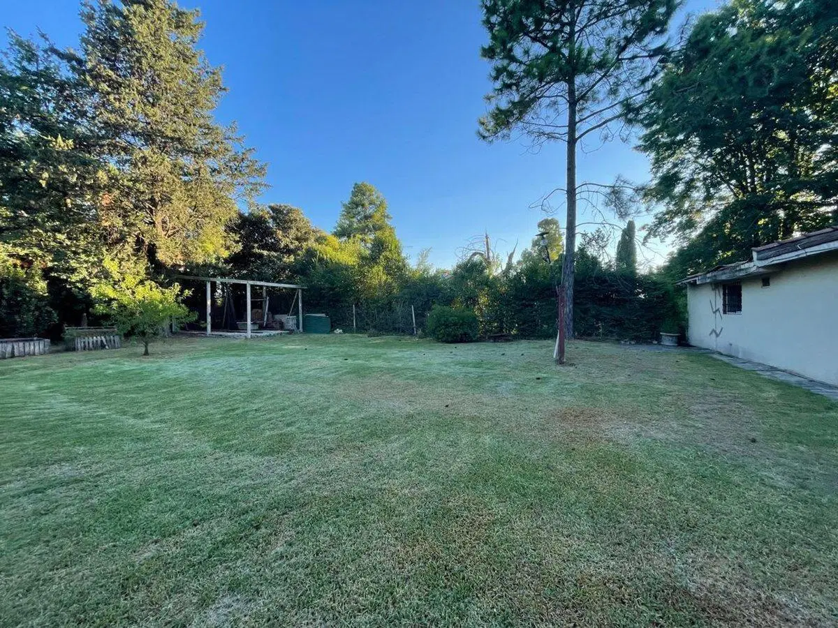 VENTA DE QUINTA CON HERMOSA ARBOLEDA PARQUE JULARO 2