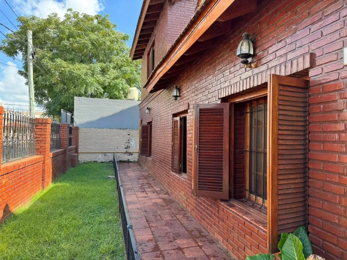 VENTA CASA EN PILAR CENTRO CALLE BOLIVAR AL 800 4