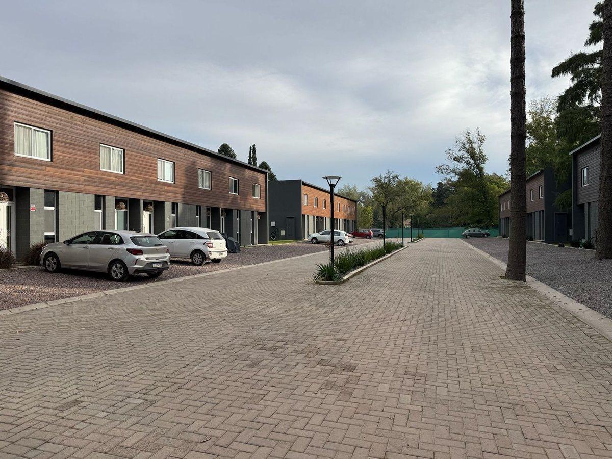 VENTA DUPLEZ 3 AMBIENTES CON JARDIN EN PILAR