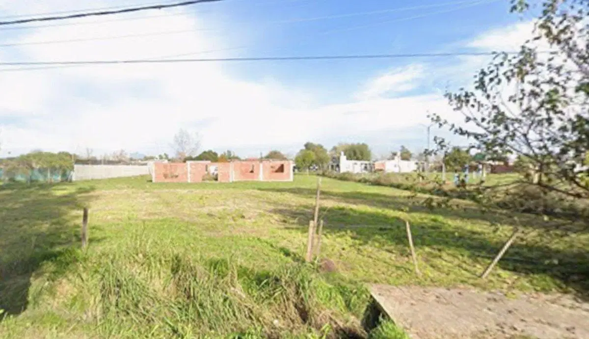 VENTA LOTE TERRENO CON CASA A TERMINAR EN DERQUI 4