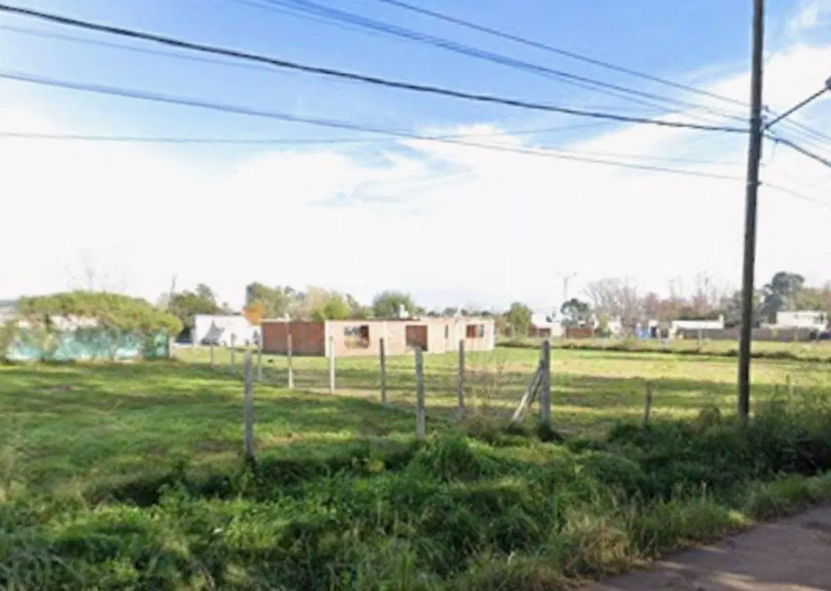 VENTA LOTE TERRENO CON CASA A TERMINAR EN DERQUI 3