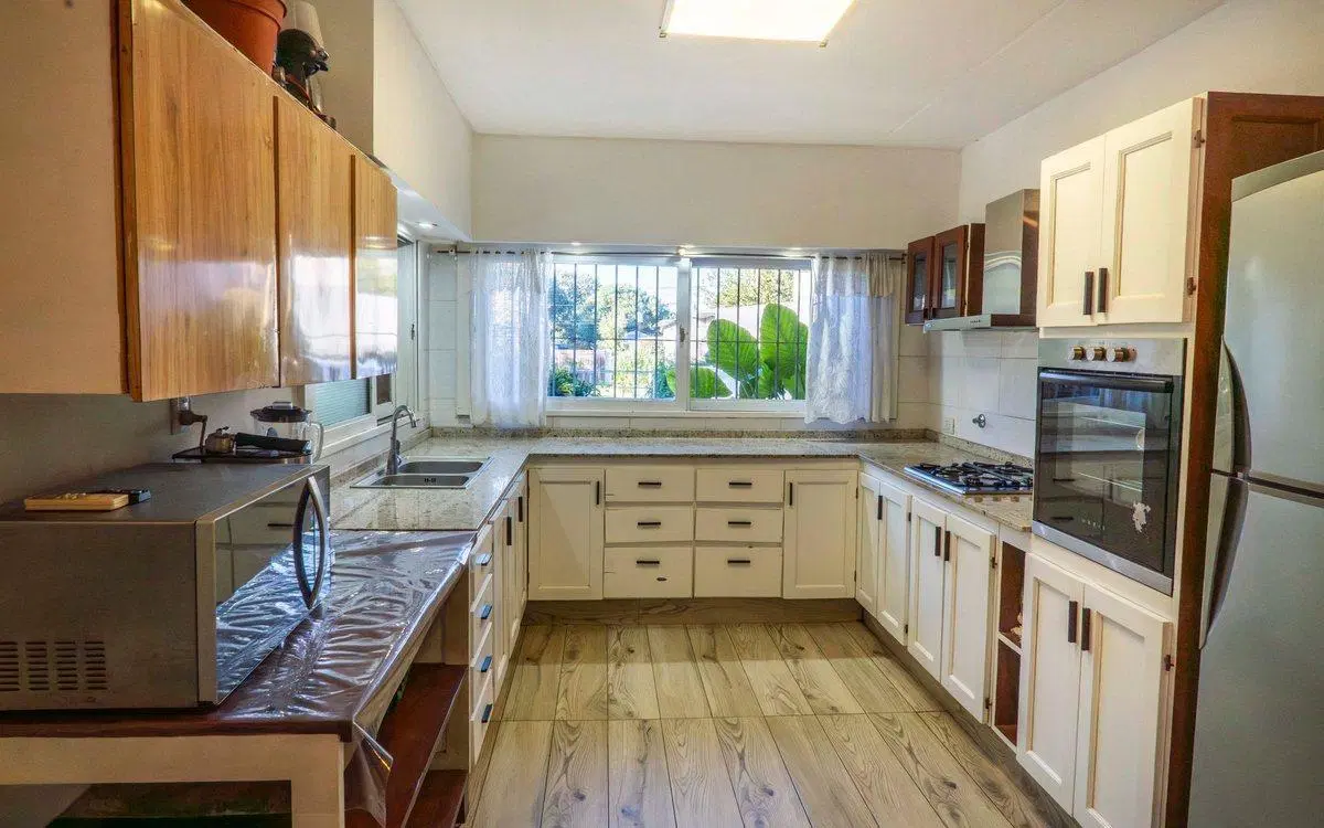 VENTA CASA 5 AMB LOTE 2350 M2 LOMA VERDE PILETA 8