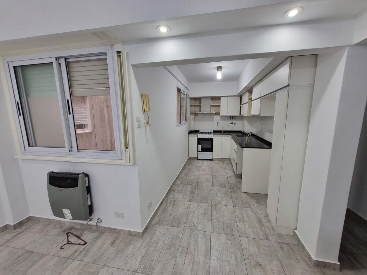 Foto de VENTA DEPARTAMENTO TRES AMBIENTES CABALLITO, imagen 2