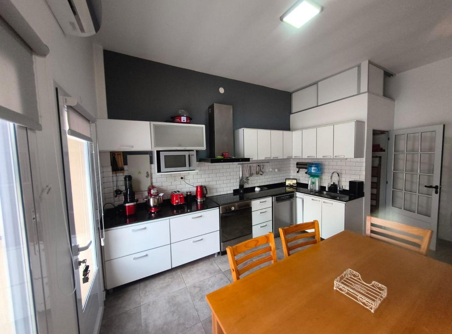 Foto de VENTA CASA 6 AMBIENTES PTE DERQUI CON PILETA, imagen 3