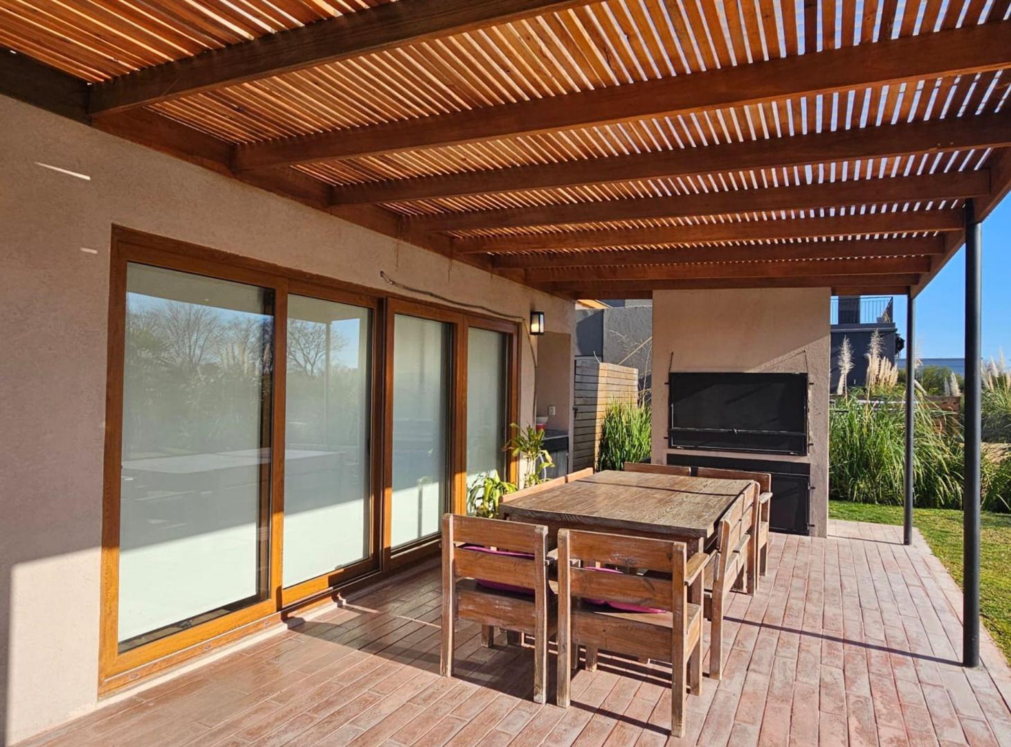 Foto de VENTA CASA 5 AMB STA ELENA LUMINOSA CON PILETA, imagen 5