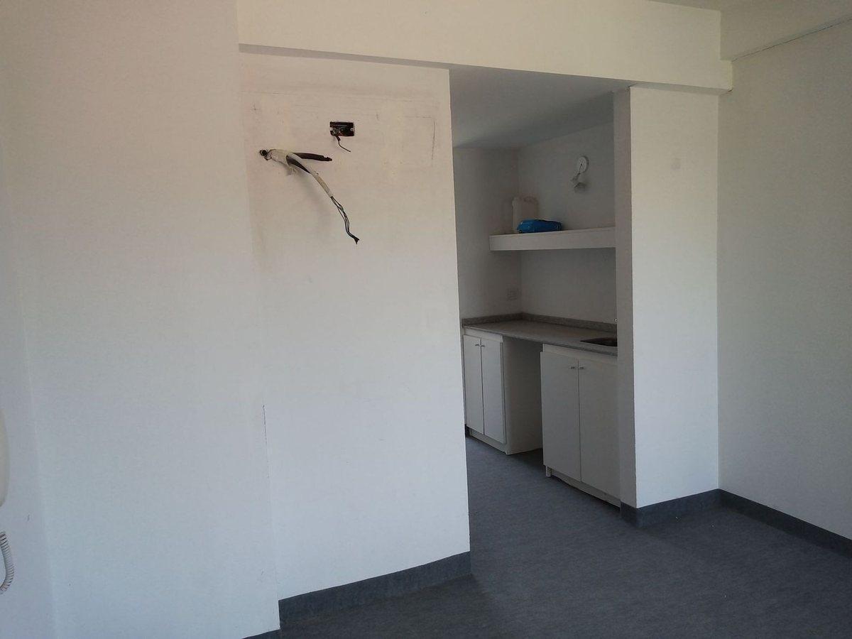 Foto de OFICINA EN VENTA - KM 41 Pilar, imagen 2