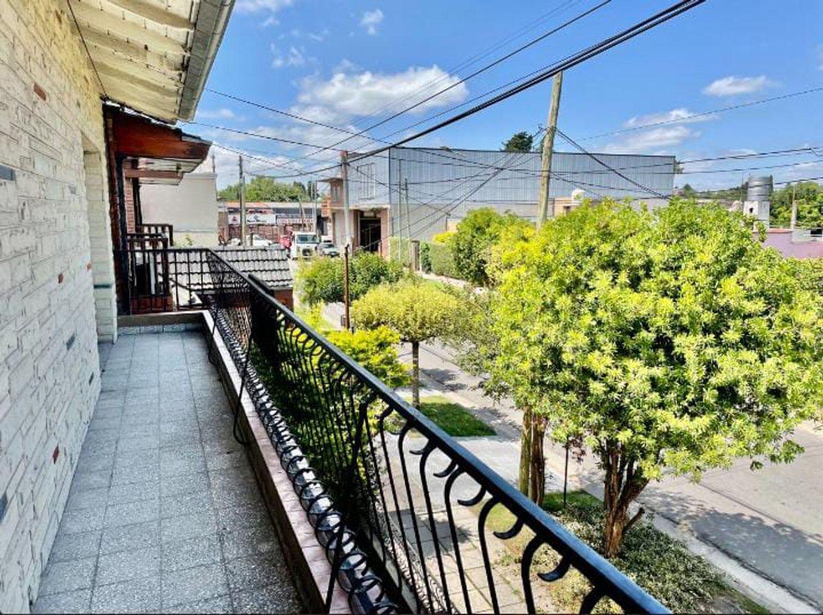 Foto de IMPONENTE CASA CENTRICA EN TORTUGUITAS, imagen 1
