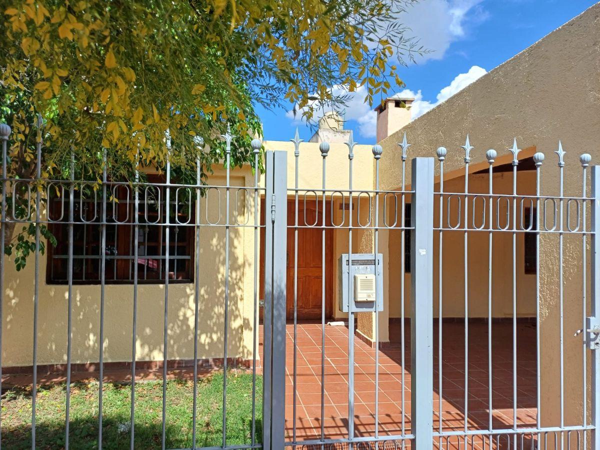 CASA EN ALQUILER - 3 DORMITORIOS C/COCHERA DOBLE Y PATIO - BARRIO POETA LUGONES!!