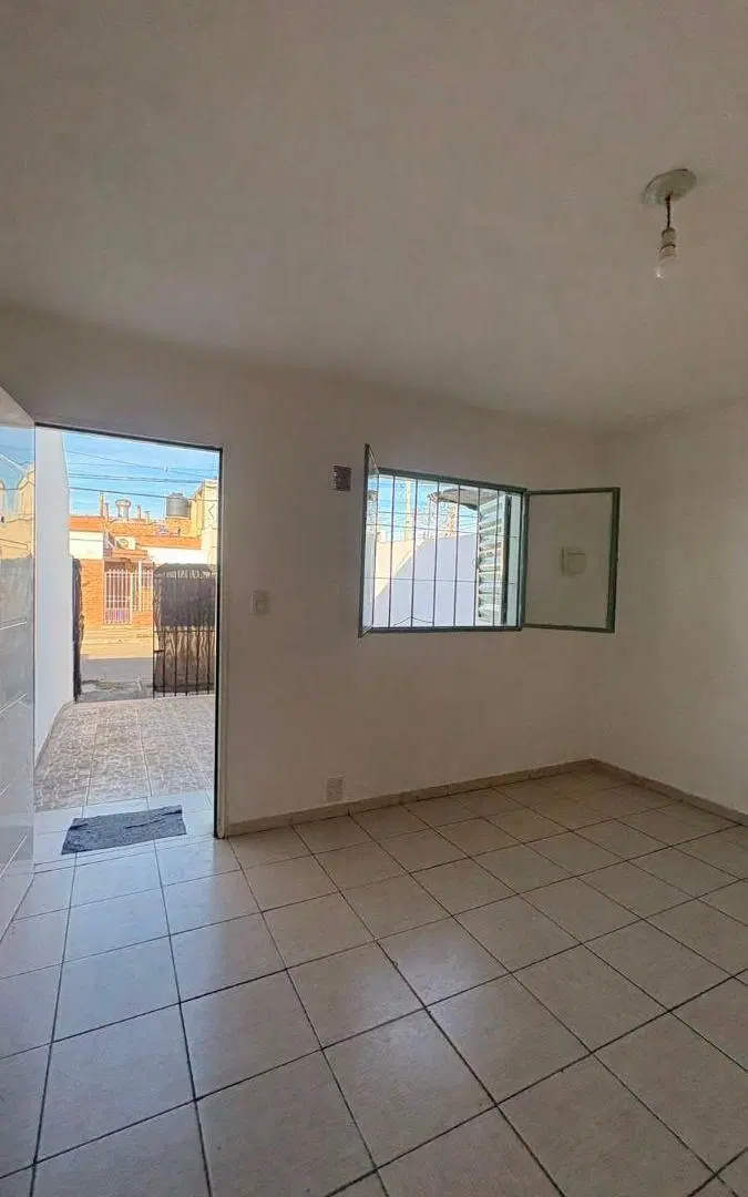 CASA EN ALQUILER- DOS DORMITORIOS- ENTRADAPARA AUTO Y PATIO 3