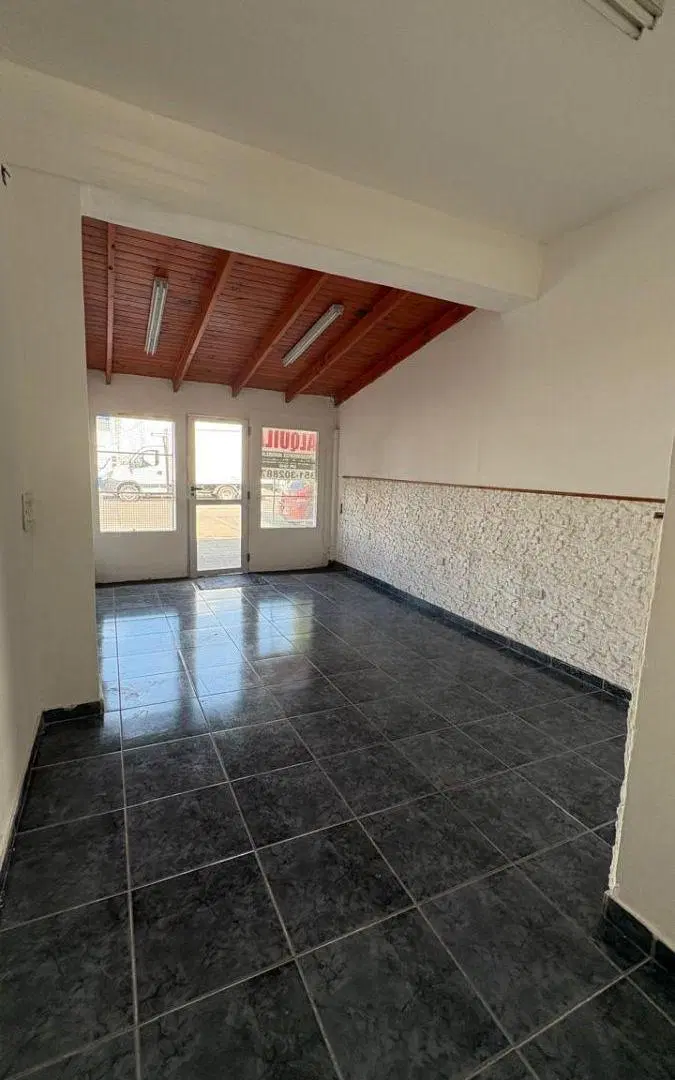 SALON COMERCIAL EN ALQUILER - EXCELENTE ZONA - A MTS DE BV LOS GRANADEROS 2