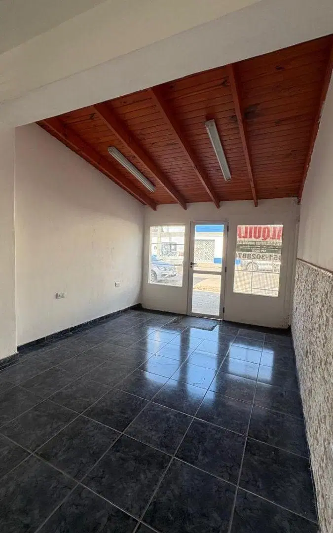 SALON COMERCIAL EN ALQUILER - EXCELENTE ZONA - A MTS DE BV LOS GRANADEROS 4